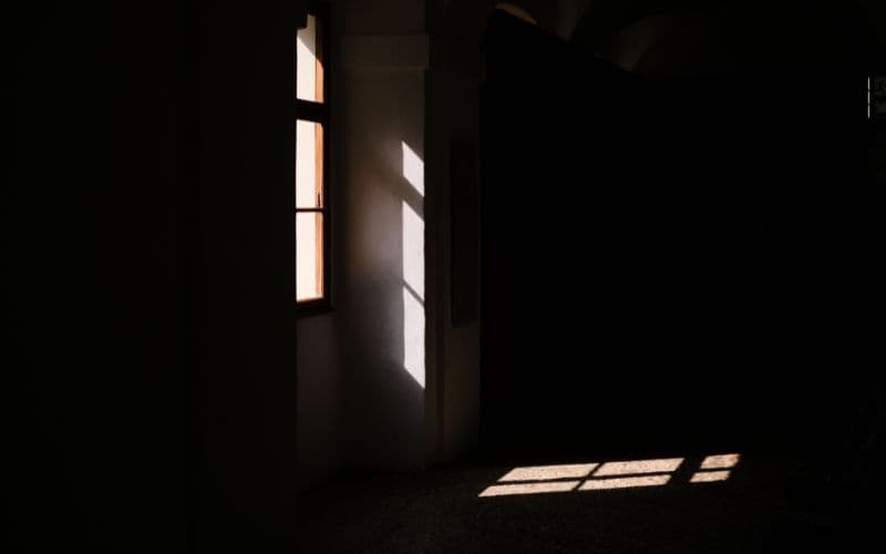 Luz entrando por uma fresta de porta entreaberta